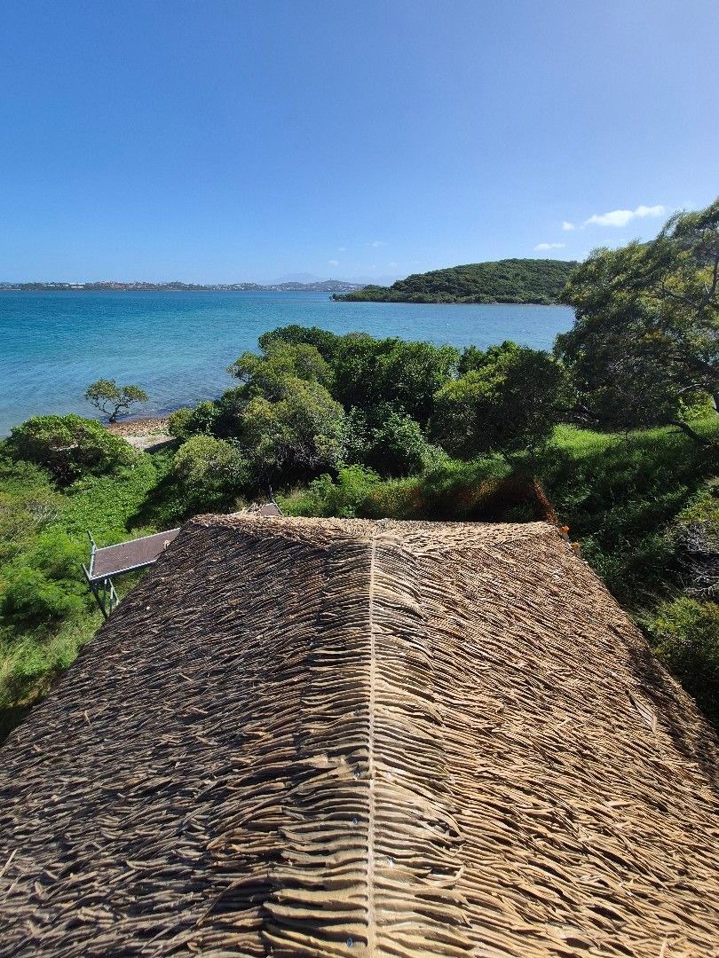 Faré toit chaume Pacific Construction face au lagon — Nouvelle-Calédonie